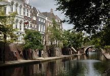 836047 Gezicht op de Oudegracht te Utrecht, met rechts de Zandbrug.